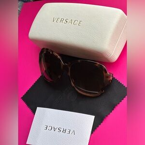 Beautiful Like New Women's Versace Medusa Sunglasses.